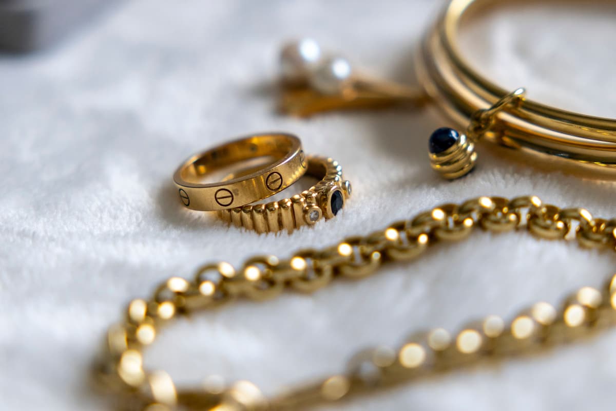 Vergoldeter Schmuck richtig pflegen: Tipps für langen Glanz